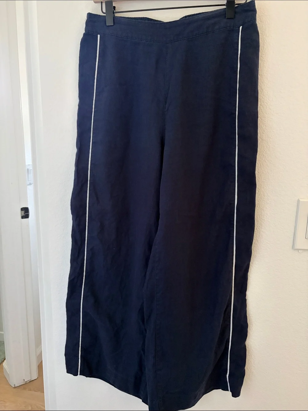 Tahari Navy Wide-Leg Linen Pants with White Piping Trim